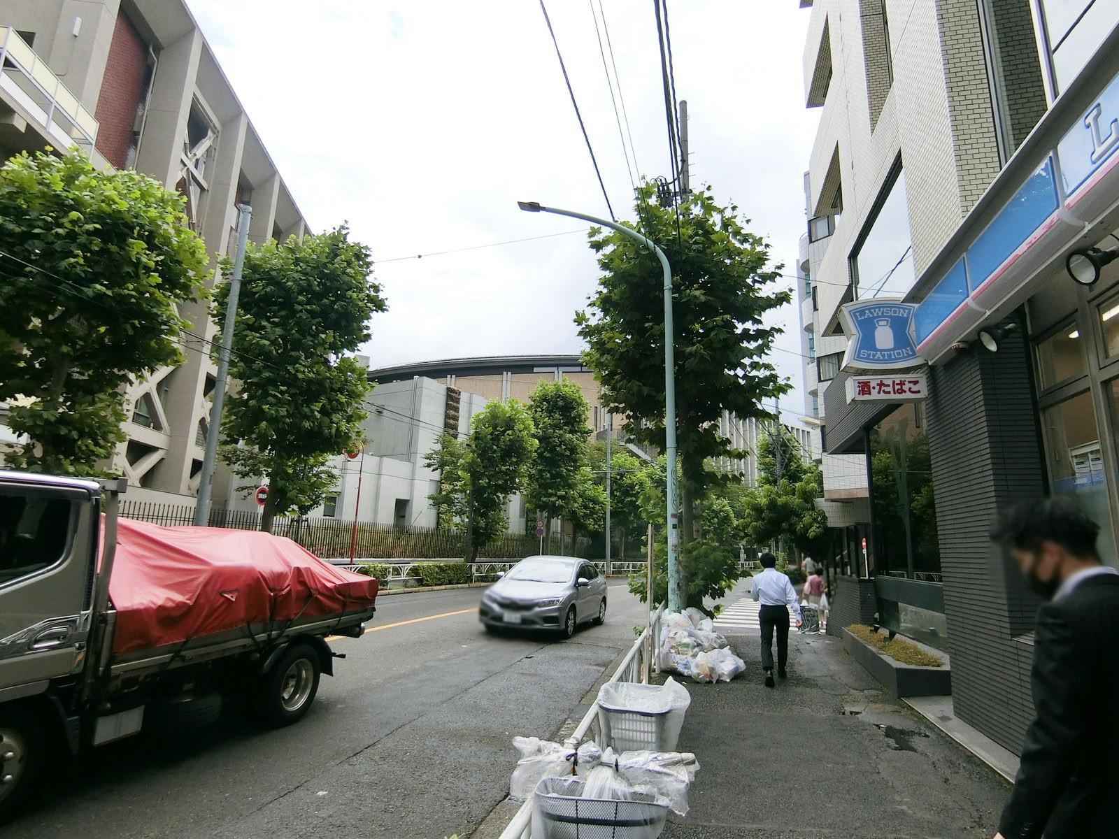 クルスビル前面の通り