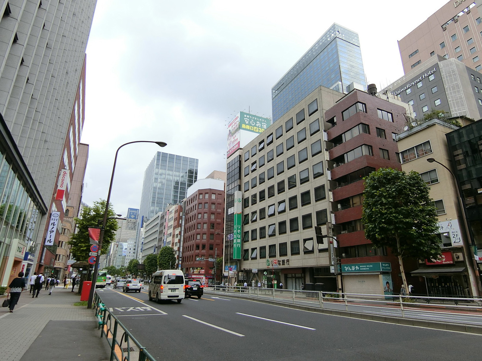 新橋アイマークビル前面の外堀通り