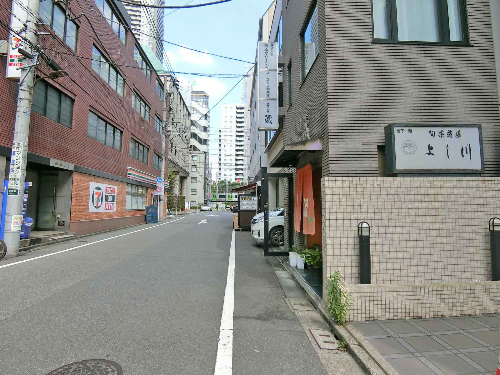 山下ビル前面の通り