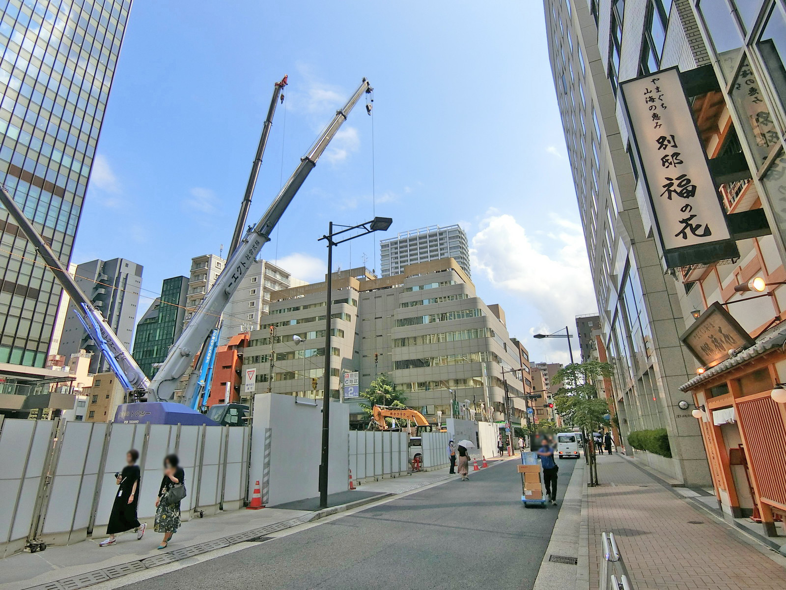 周辺はオフィスや店舗が多いエリア