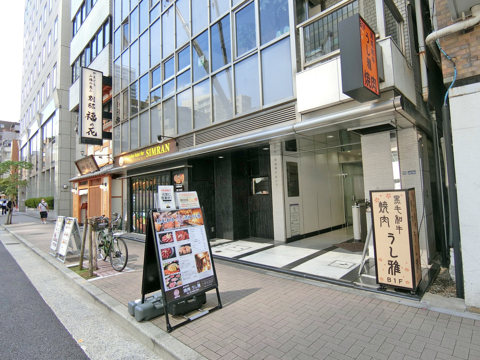 付近には飲食店が充実