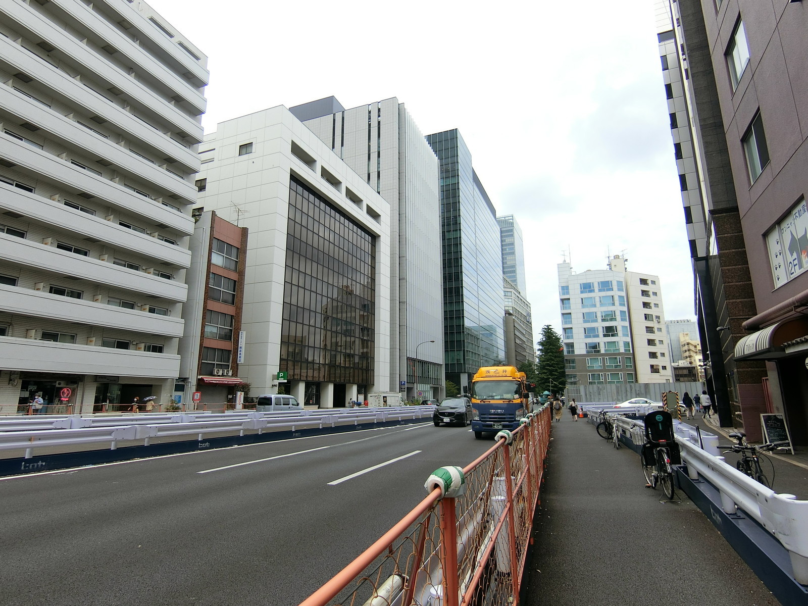 前面の明治通り