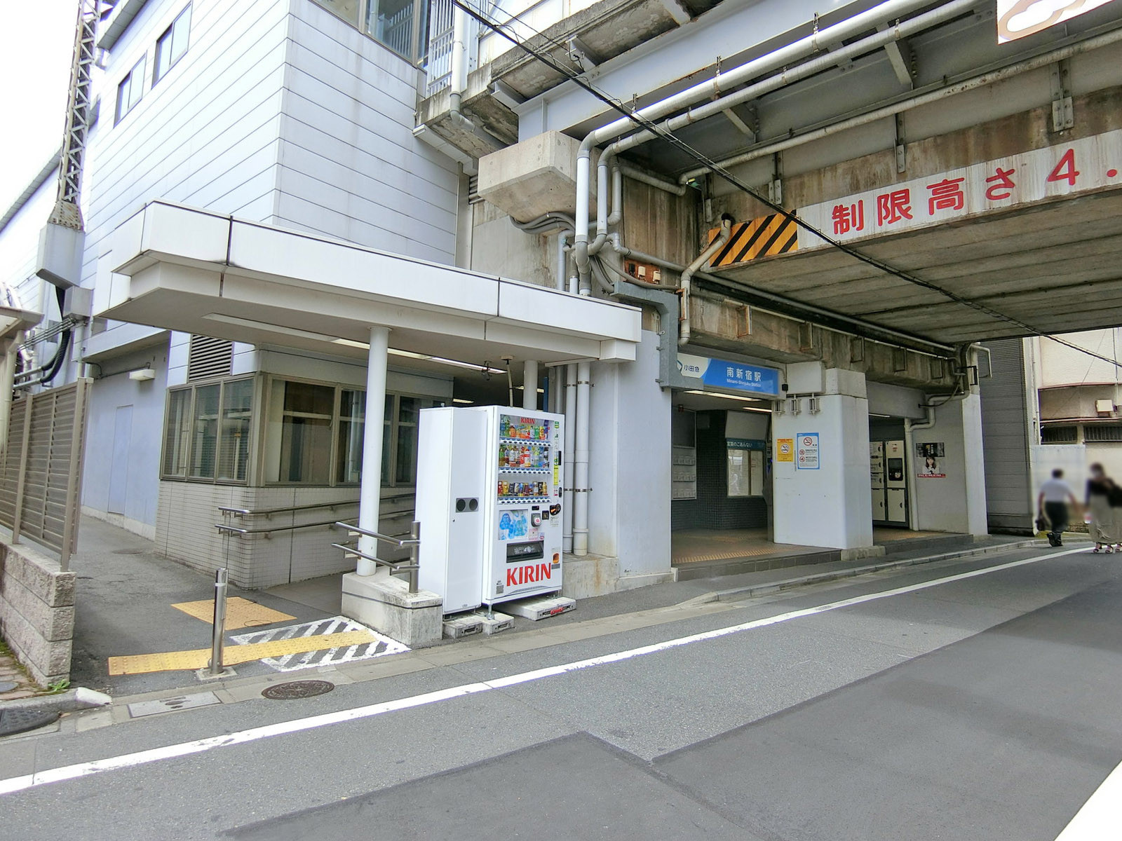 最寄りの「南新宿駅」