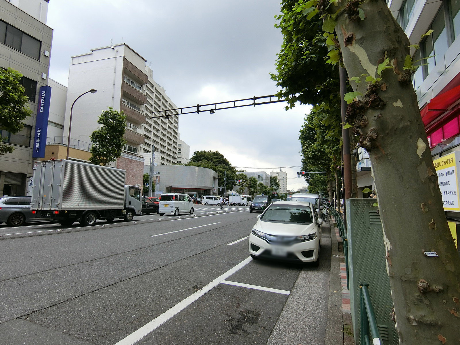 大成鋼機ビル前面の外苑西通り