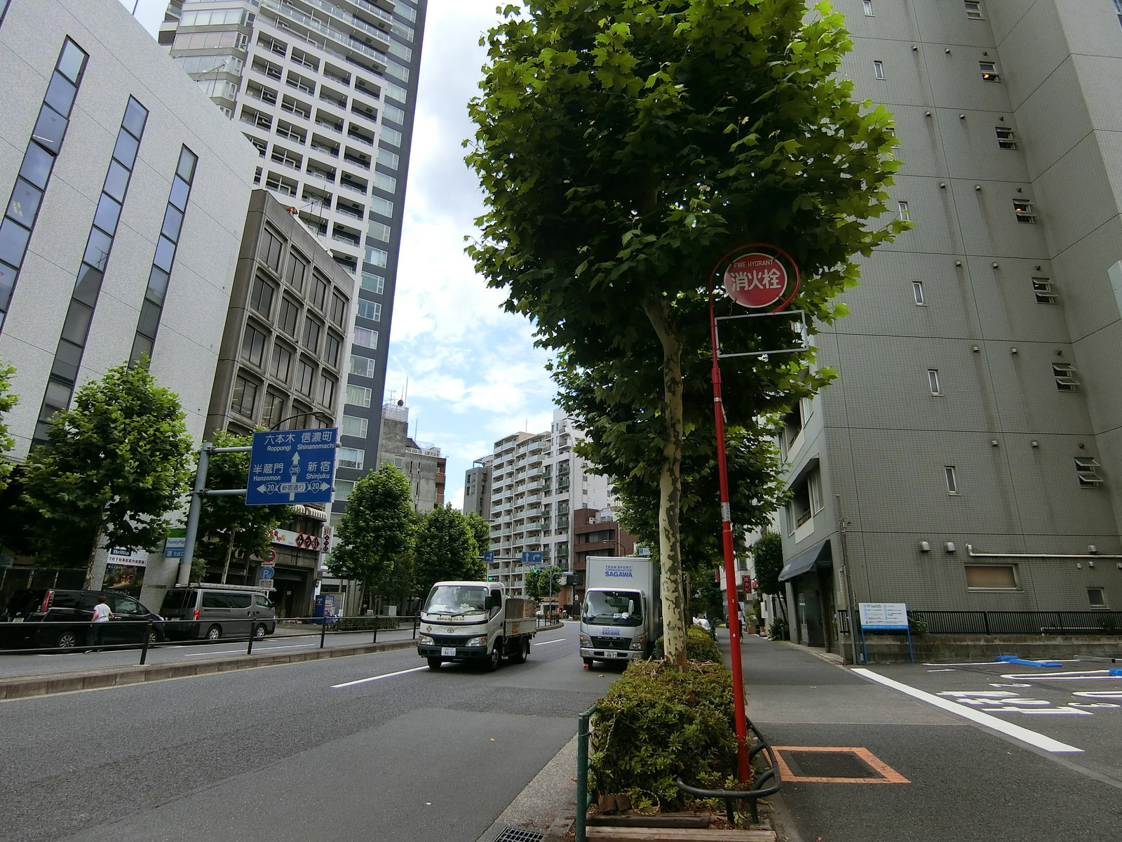 四谷三丁目ビル前面の外苑東通り