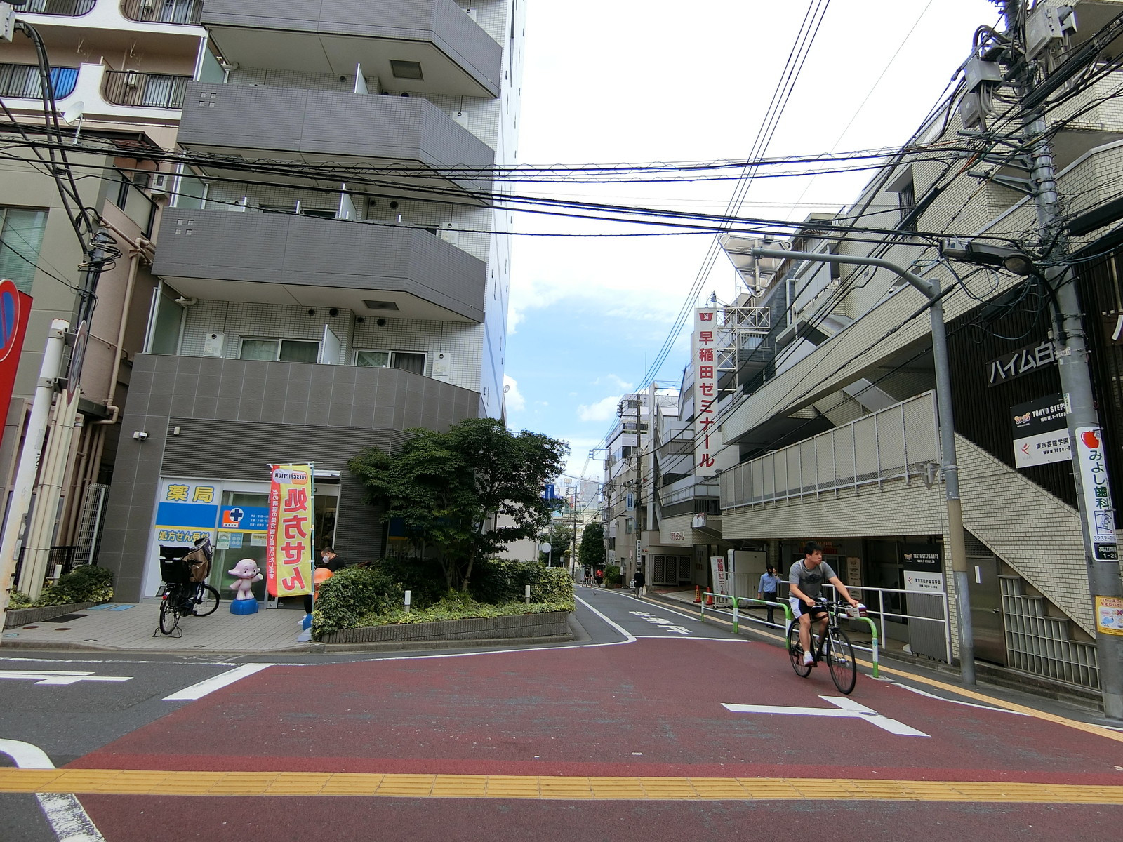 オフィスビル前面の通り