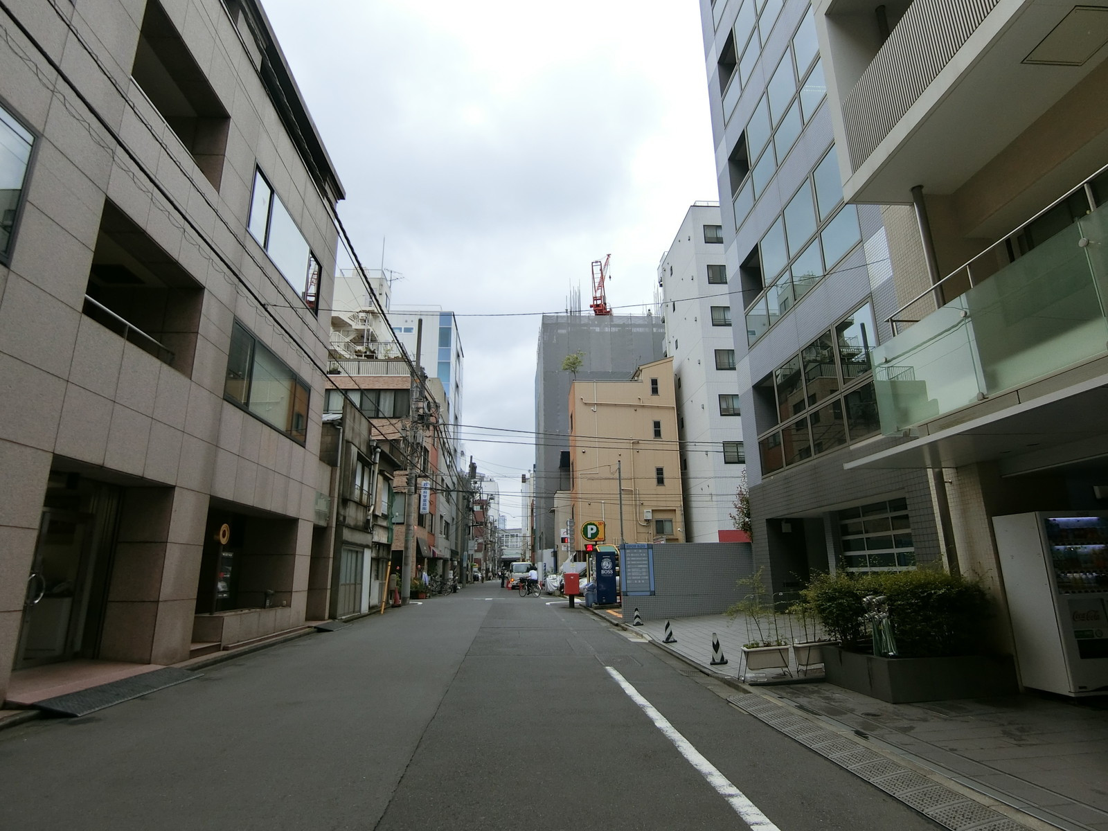 周辺は落ち着いたオフィスエリア