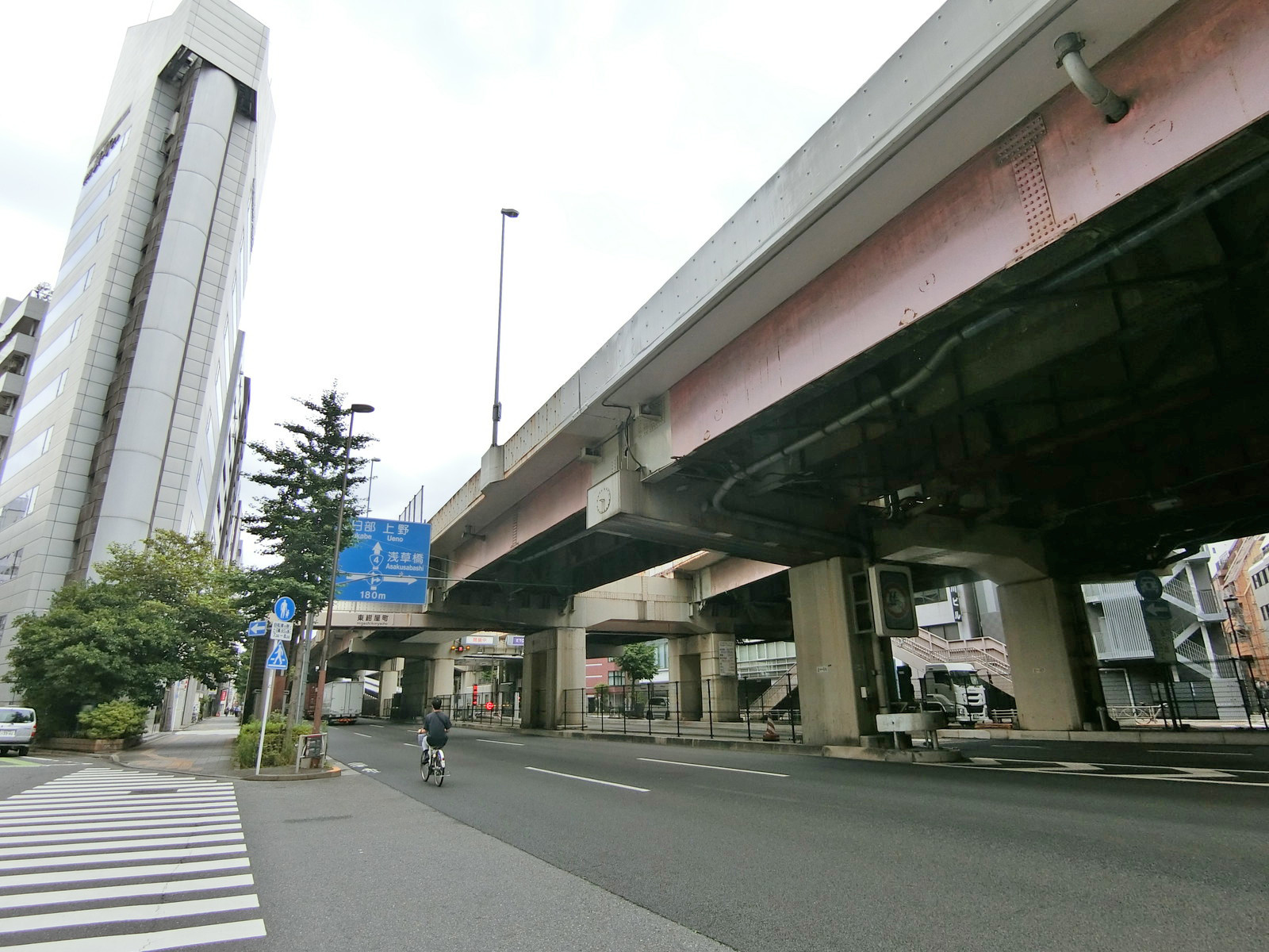イトーピア神田共同ビル前面の通り