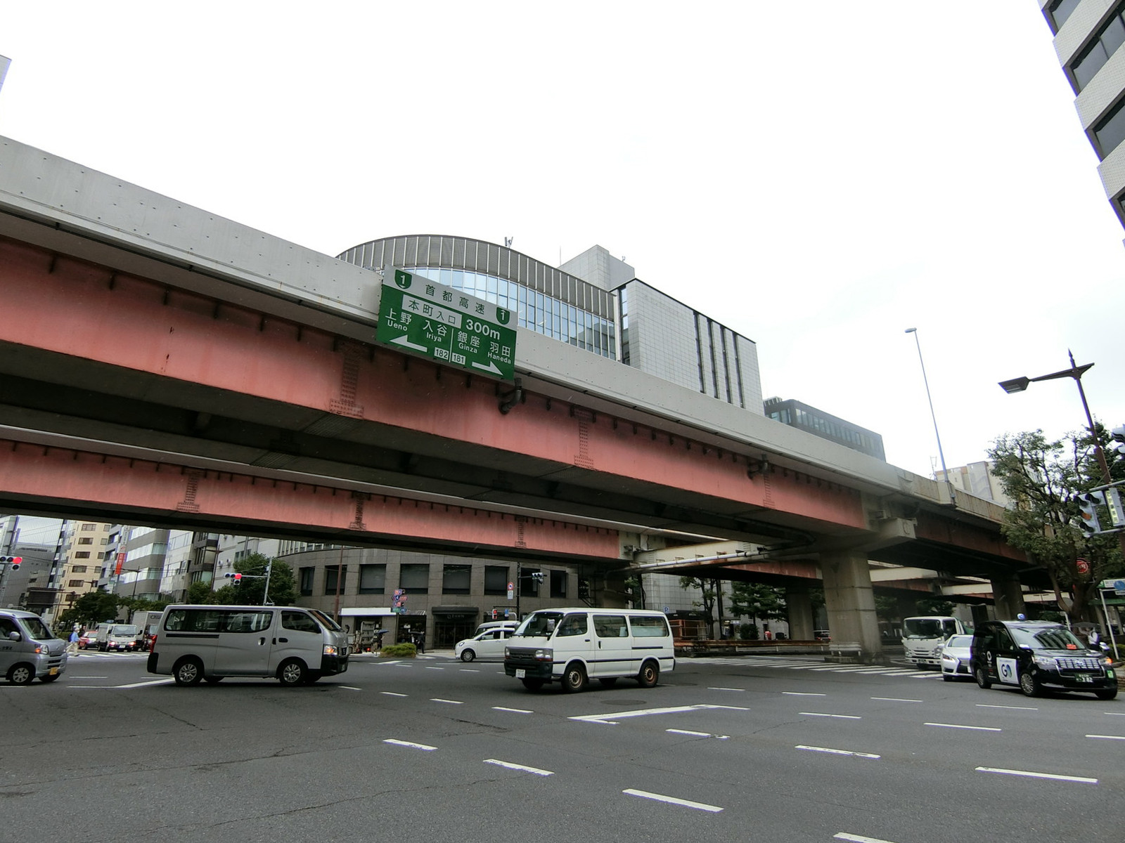 東京建物第3室町ビル前面の通り