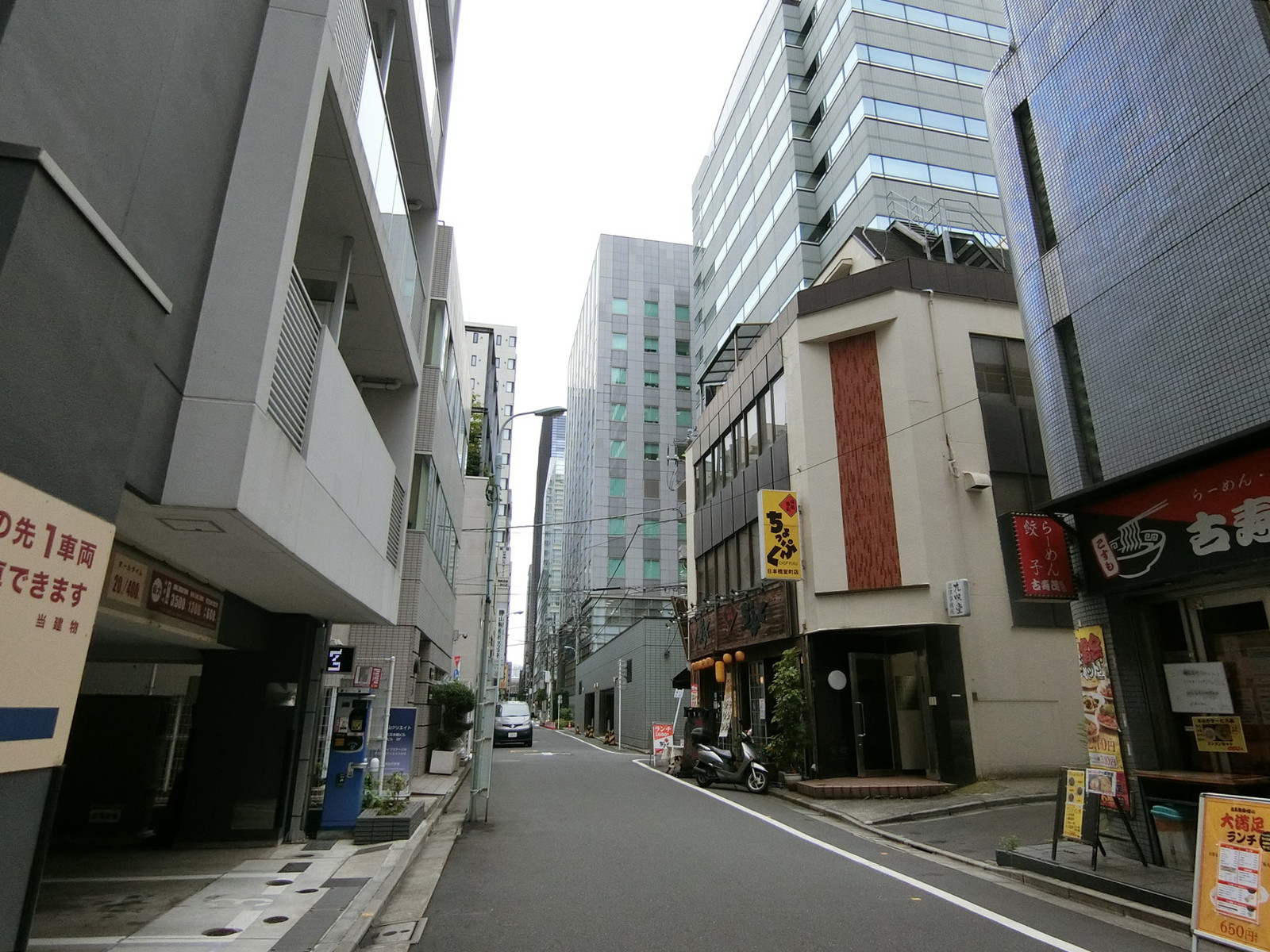 日本橋伊藤ビル前面の通り