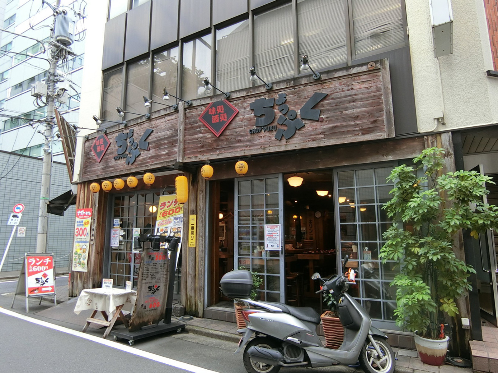 周辺には飲食店が点在