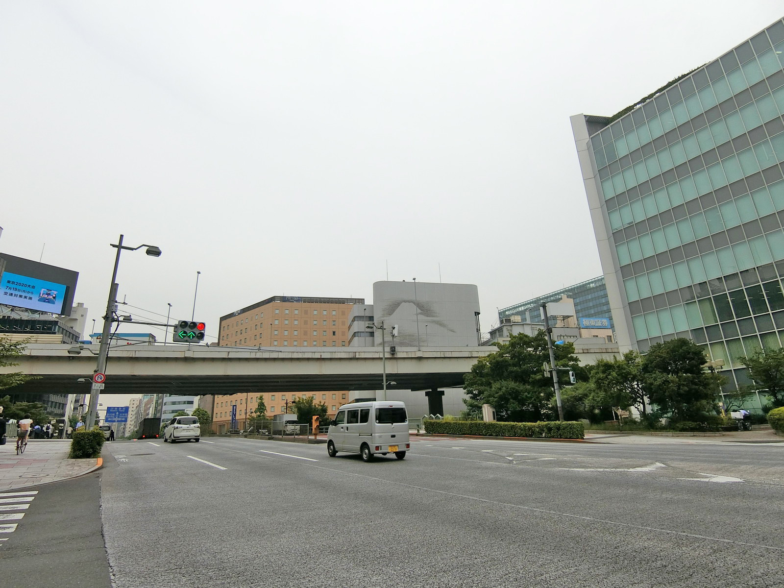 新大橋通り沿いに立地
