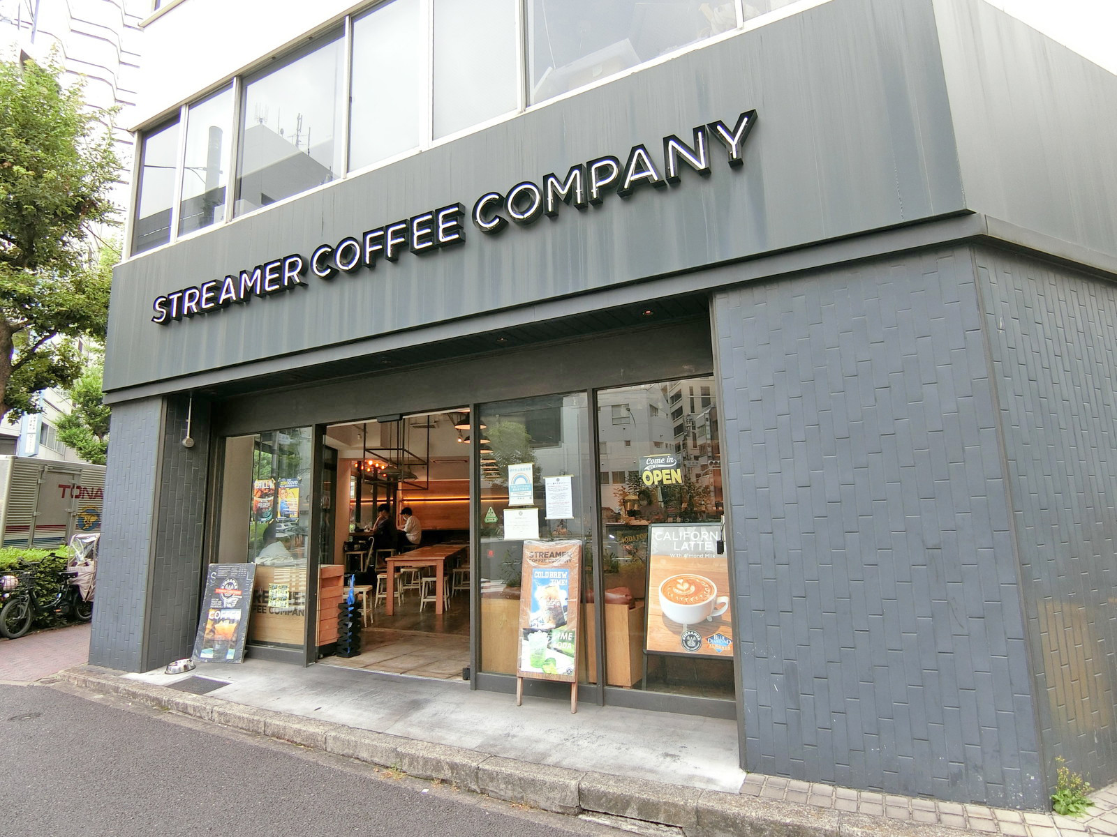 徒歩2分のSTREAMER COFFEE COMPANY KAYABACHO