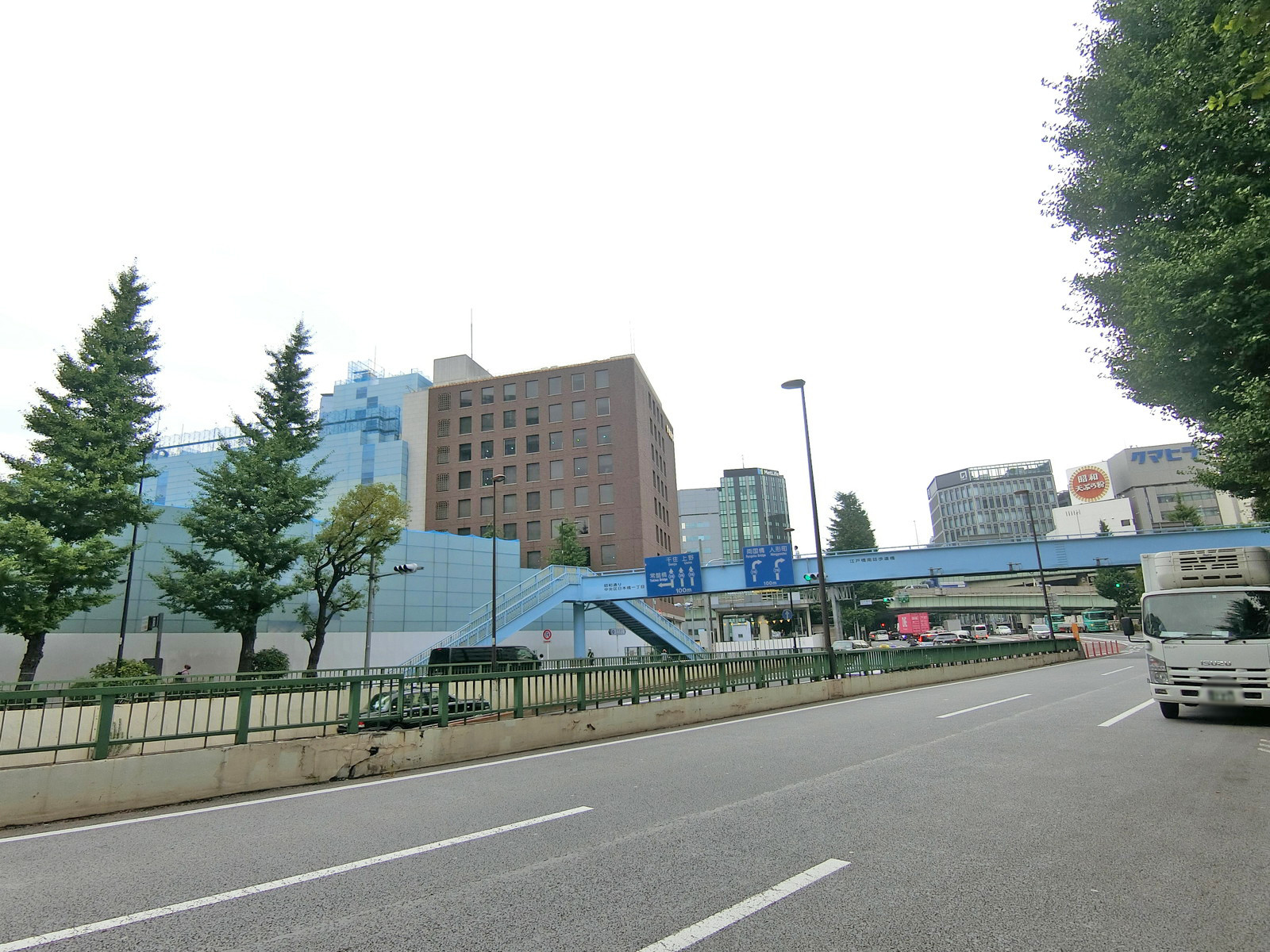 昭和通り沿いに立地