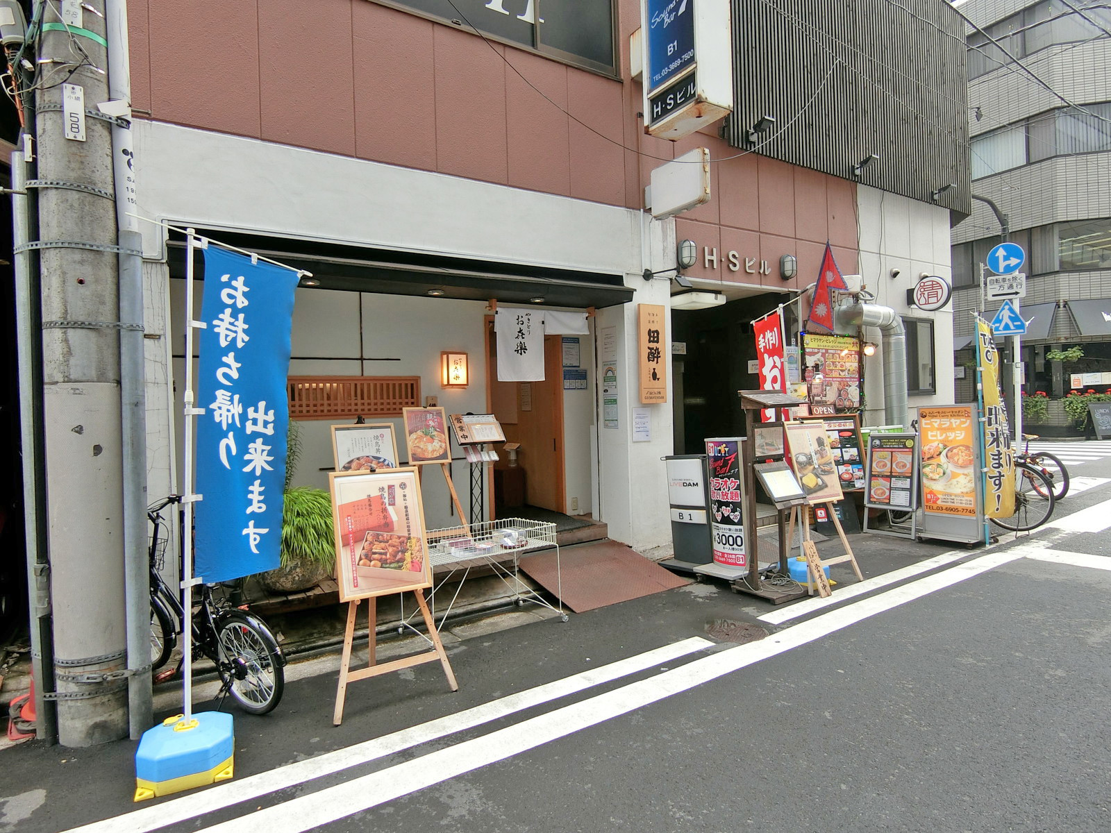 付近には飲食店が充実