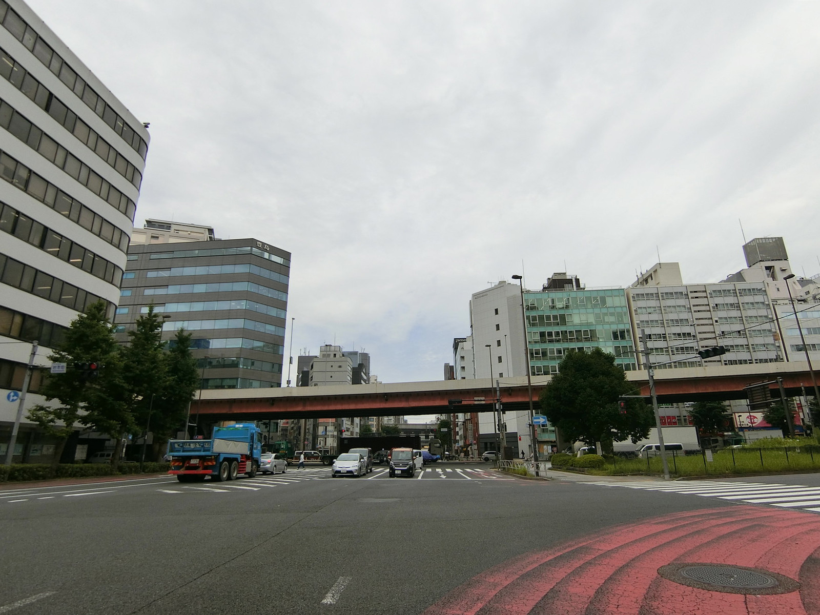 秋葉原SHビル前面の靖国通り
