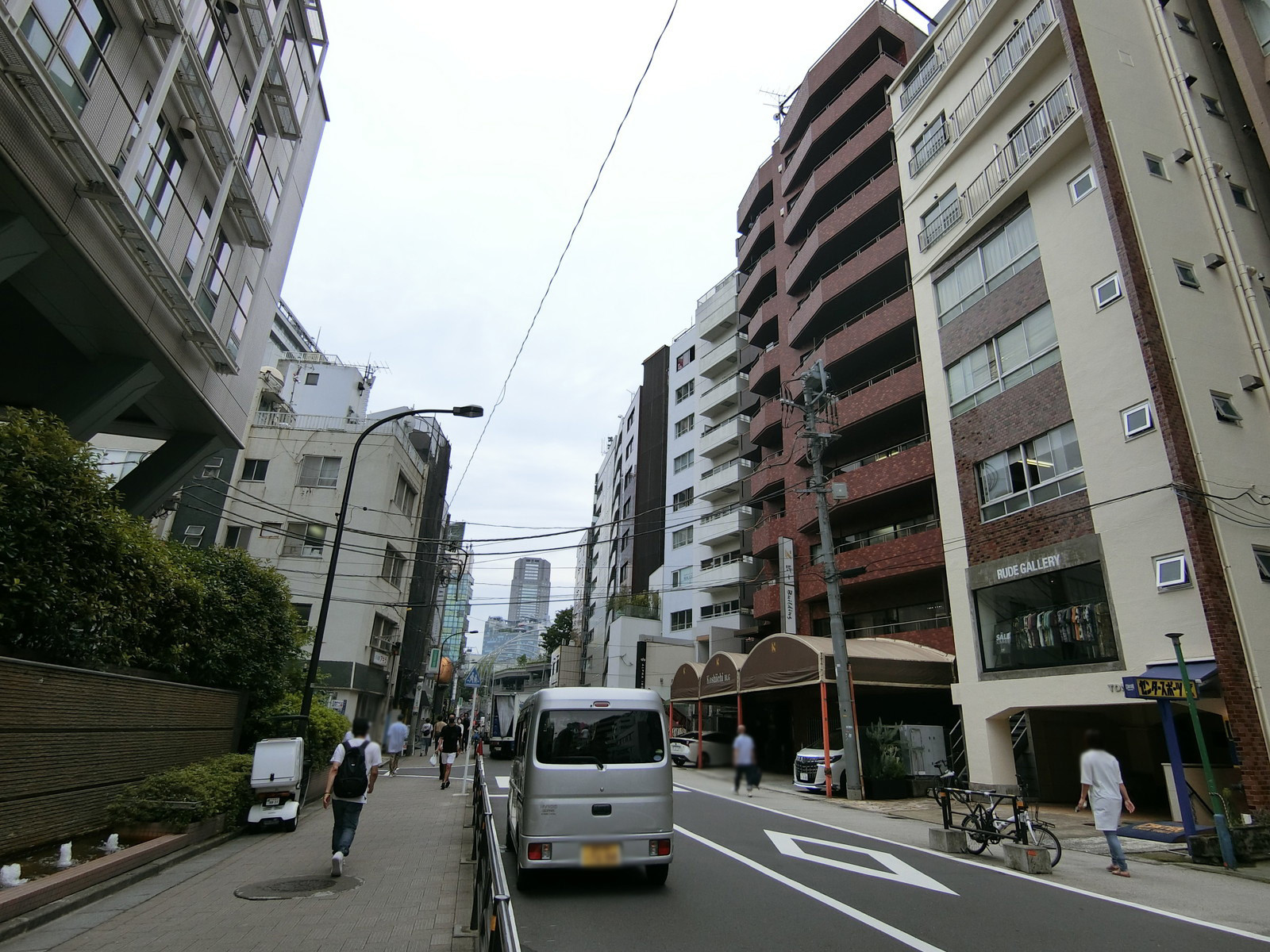 オフィスビル全面の通り