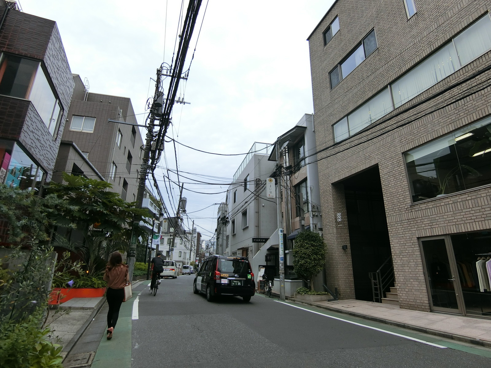 オフィスビル前面の通り