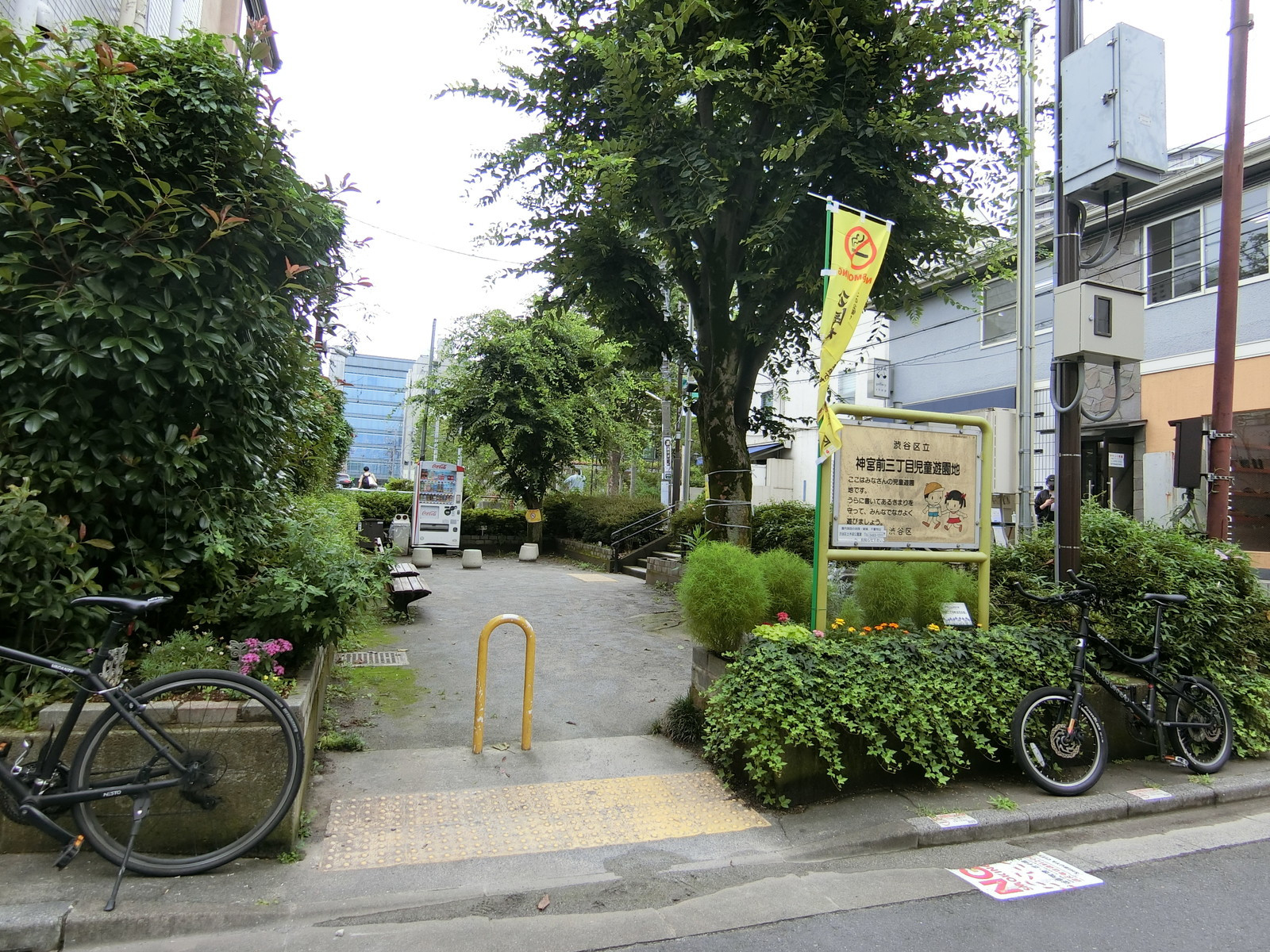 近くの神宮前三丁目児童遊園地