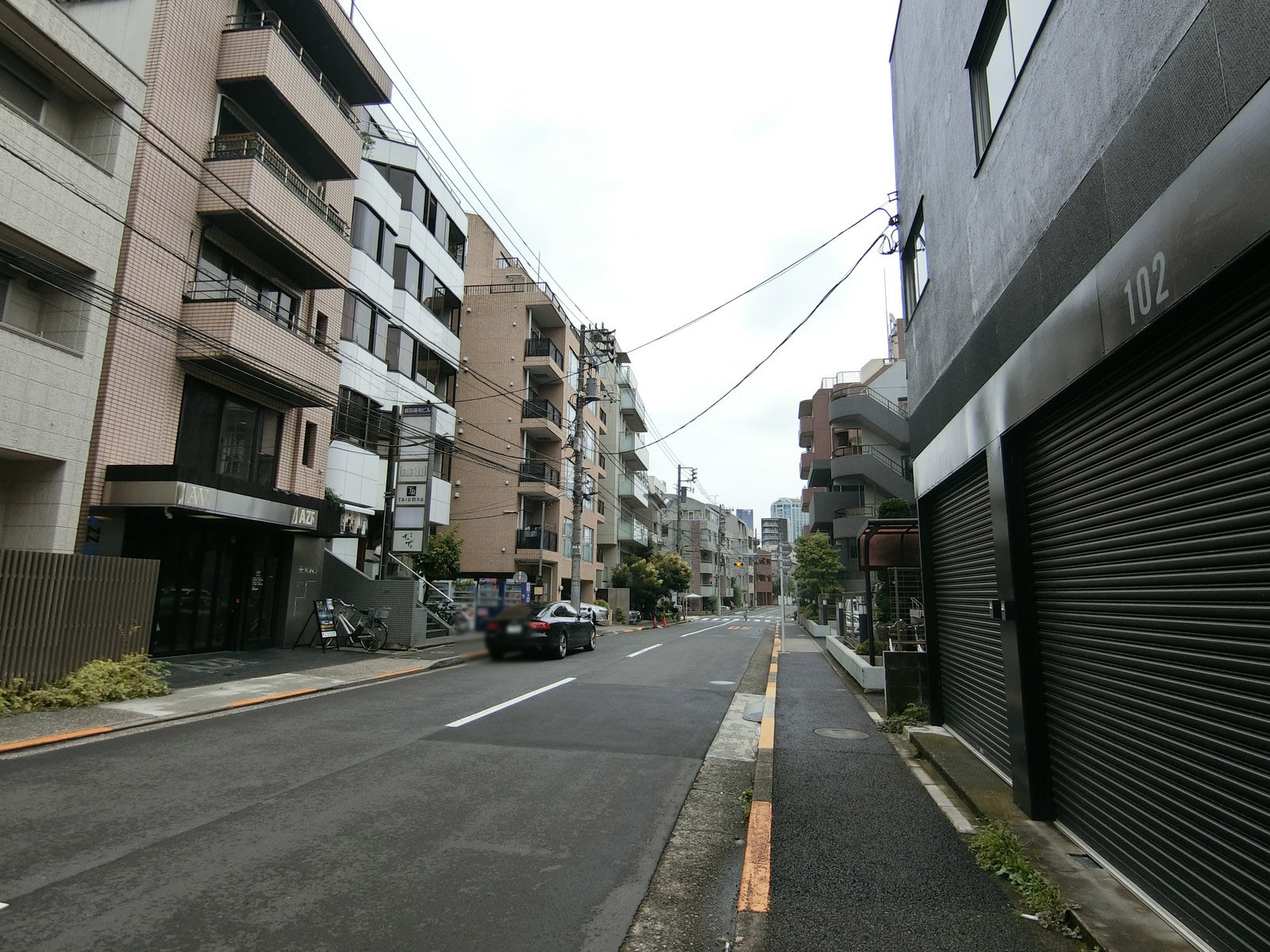 東麻布建物ビル前面の通り