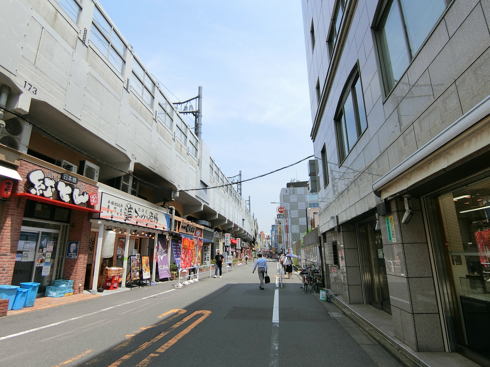 美鈴ビル前面の通り