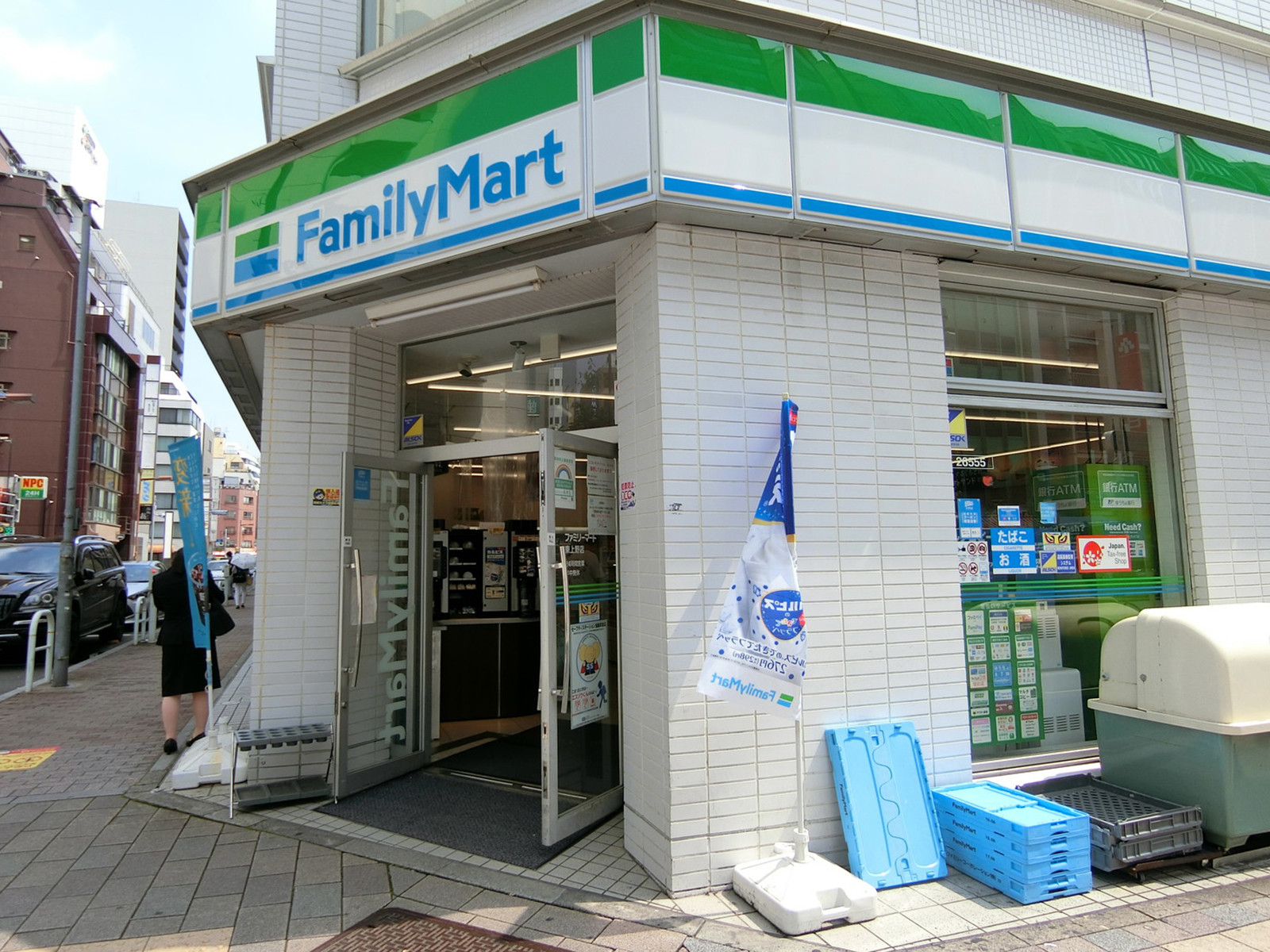 徒歩2分のファミリーマート