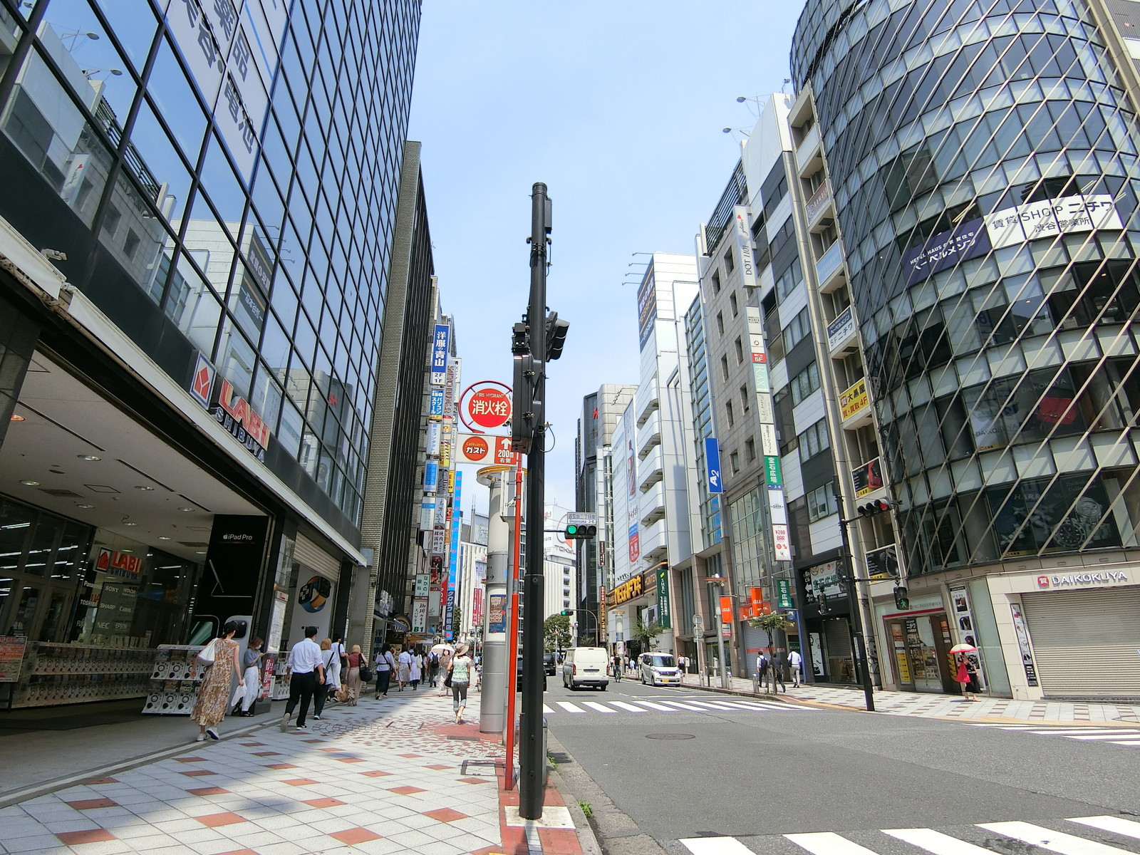 オフィスビル前面の通り