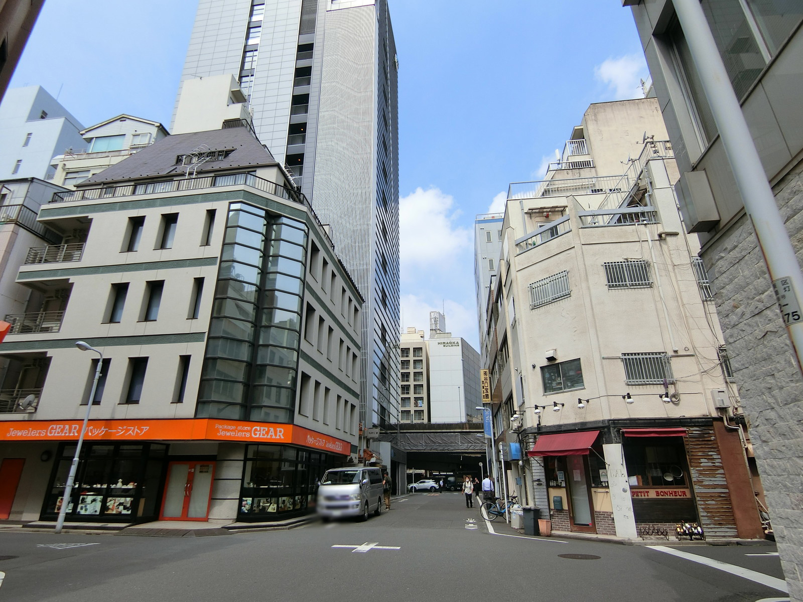 坂田ビル前面の通り