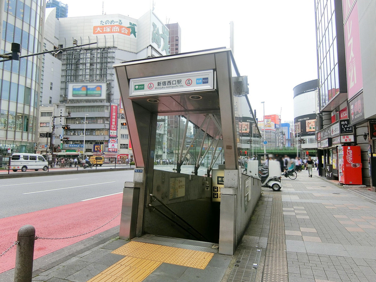 最寄りの「新宿西口駅」