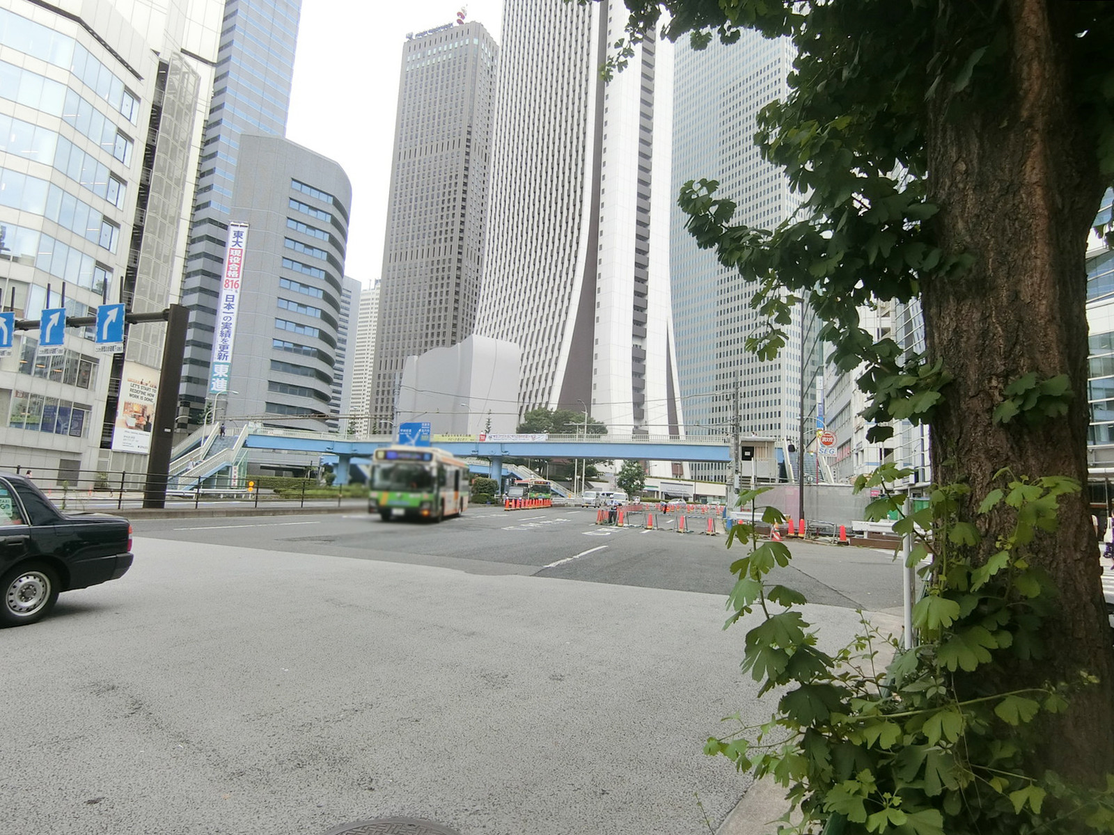 加賀谷ビル前面の青梅街道