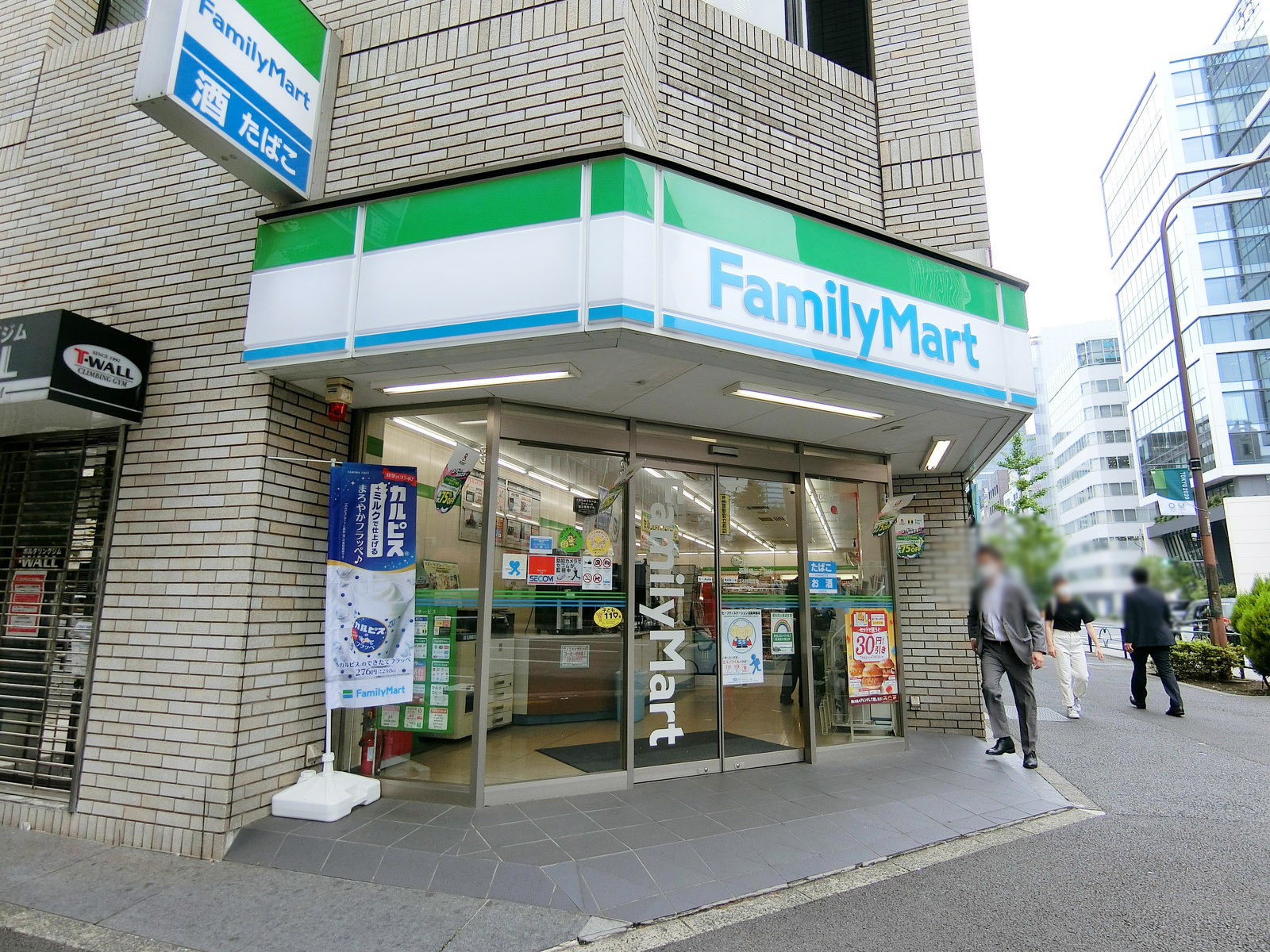 徒歩1分のファミリーマート