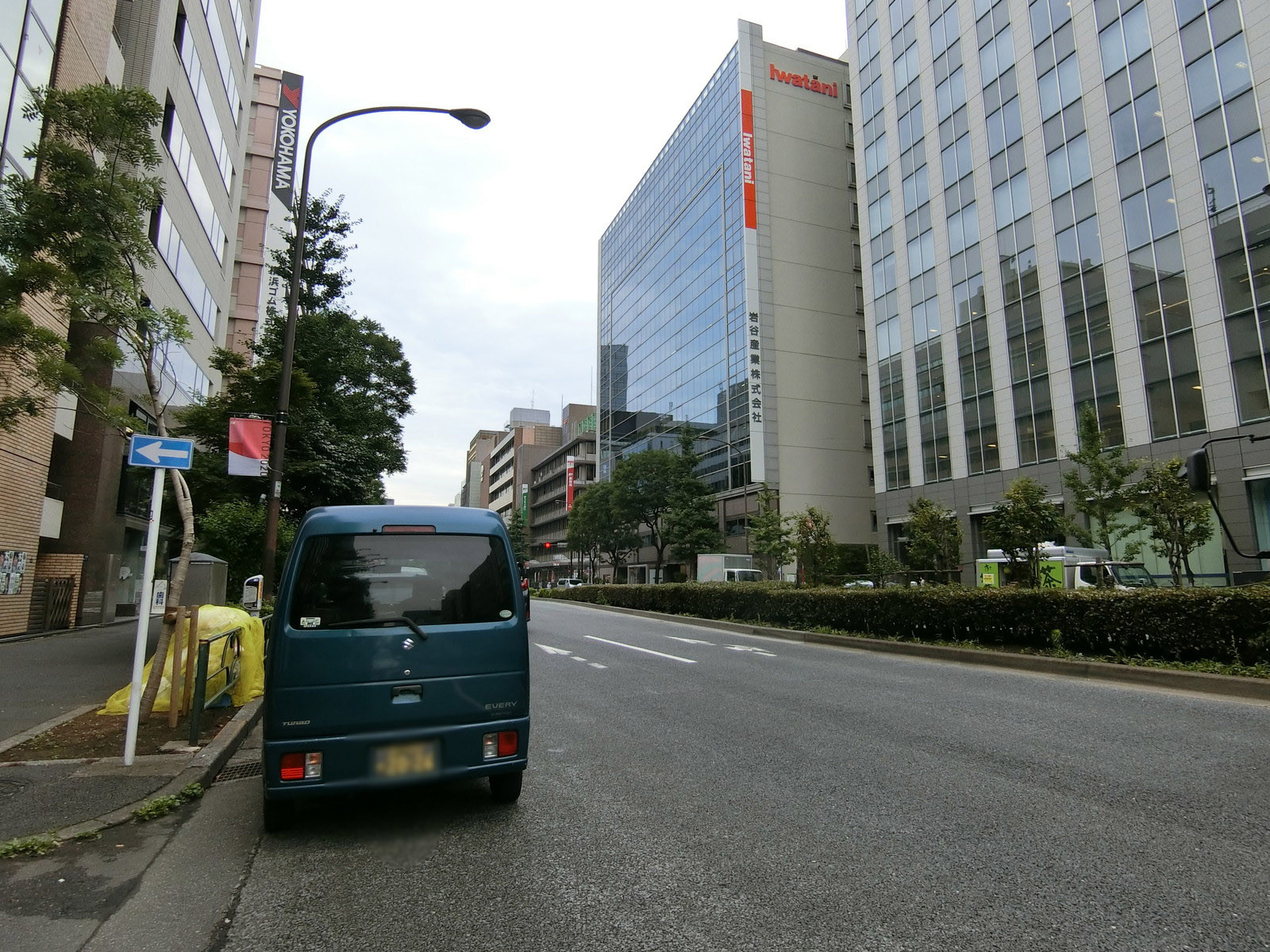 松岡田村町ビル前面の日比谷通り