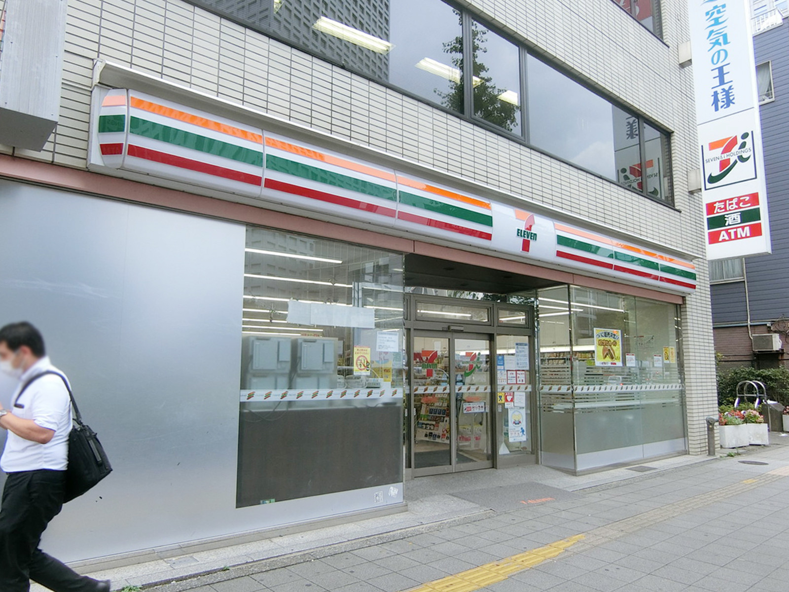 裏手にあるセブン-イレブン