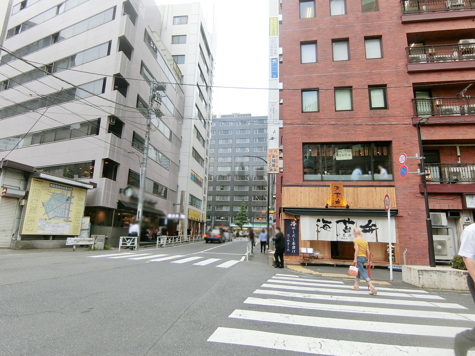エスト新宿ビル前面の通り