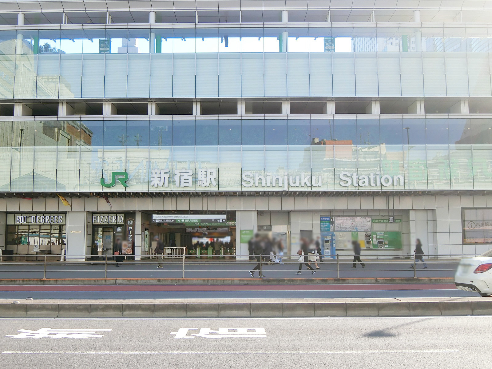 最寄りの「新宿駅」