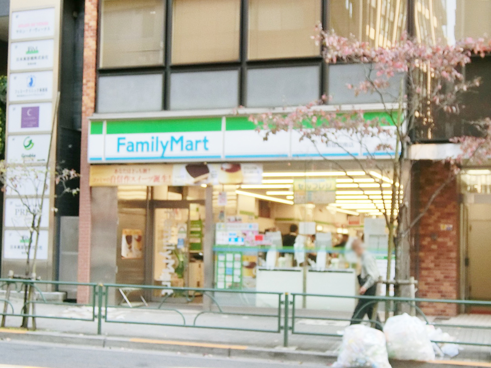 徒歩2分のファミリーマート