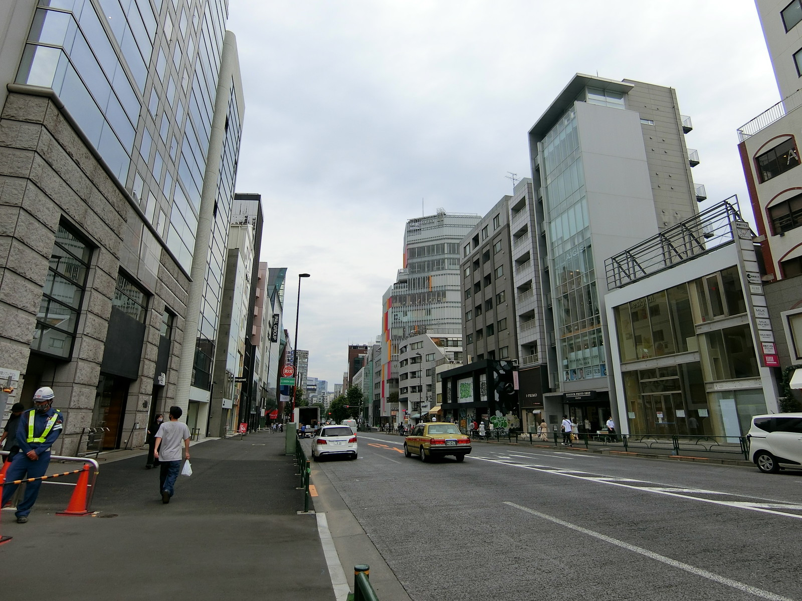 前面の明治通り