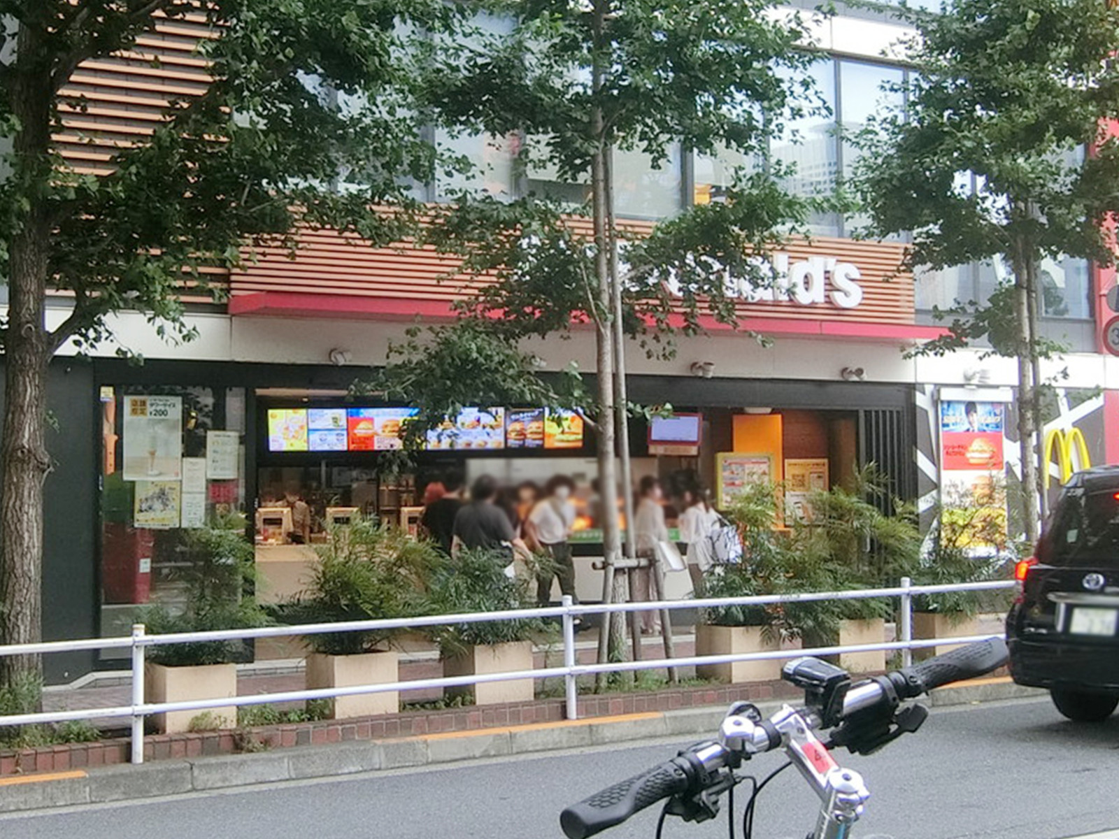 徒歩1分のマクドナルド西武新宿駅前店