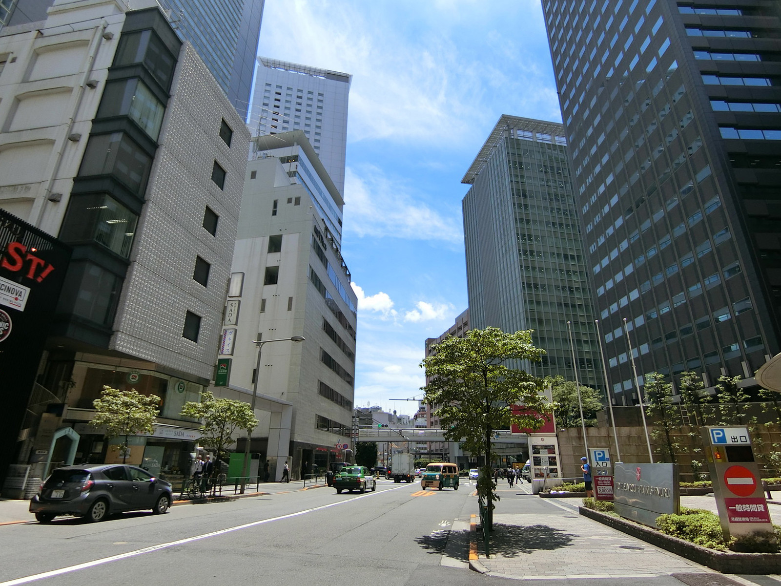 NMF新宿南口ビル前面の通り