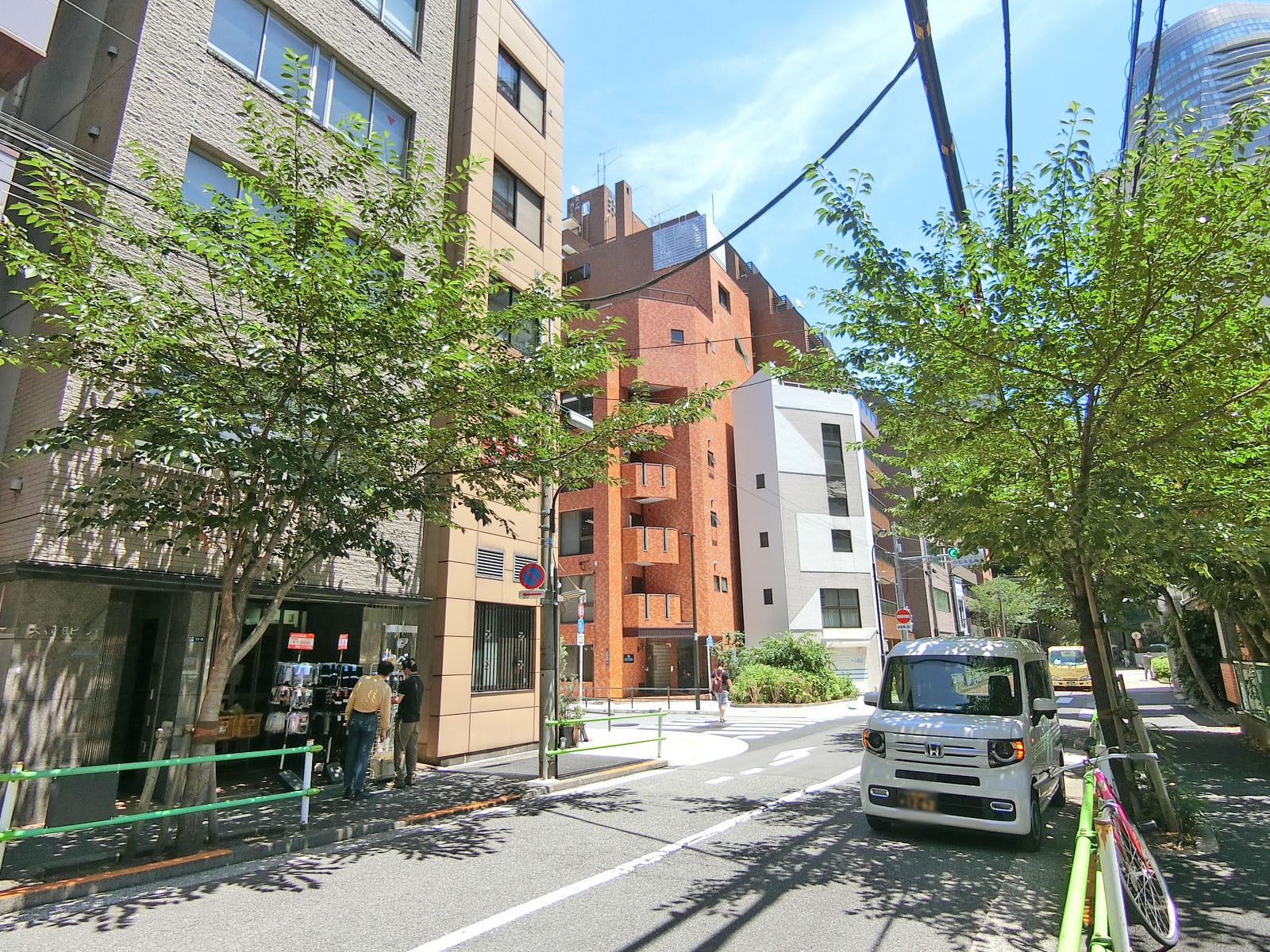 周辺はオフィスや店舗が多いエリア