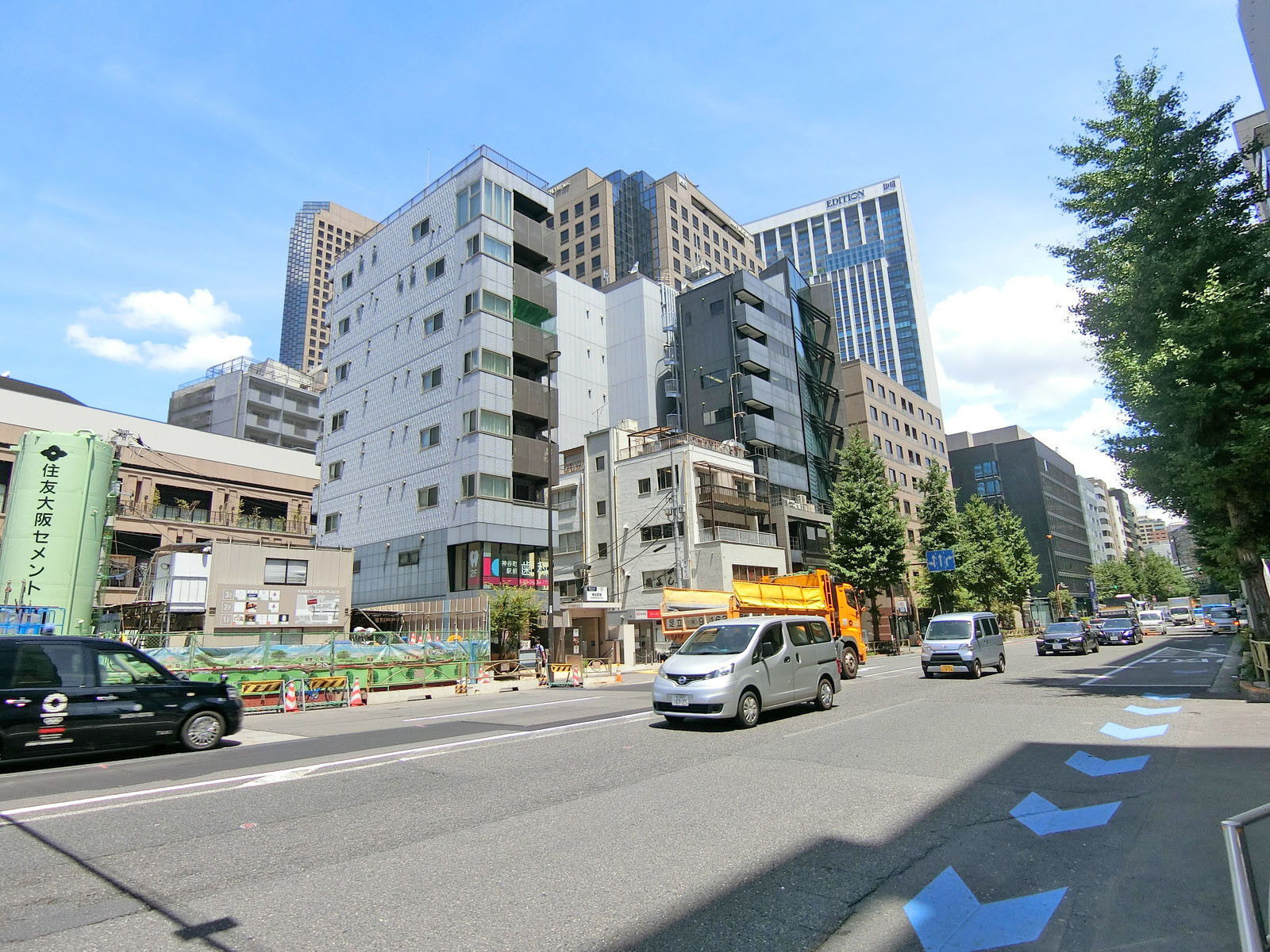 桜田通り沿いに立地