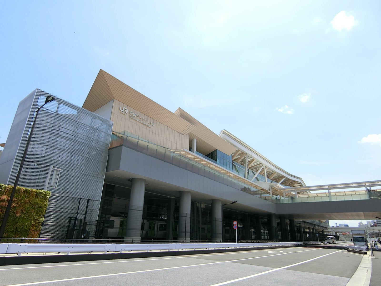 徒歩圏内の「高輪ゲートウェイ駅」