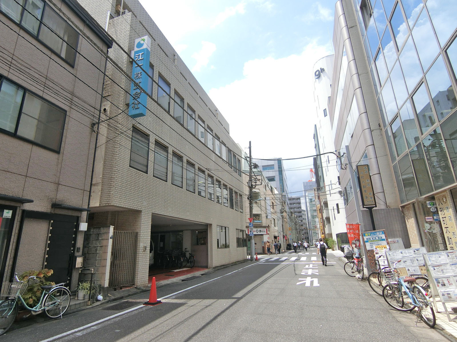 周辺はオフィスや店舗が多いエリア