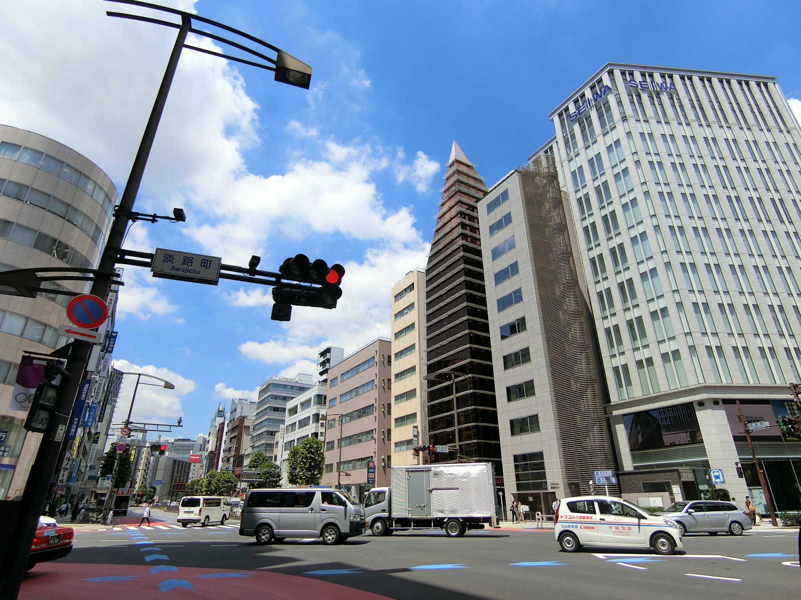 淡路町駅前ビル前面の靖国通り