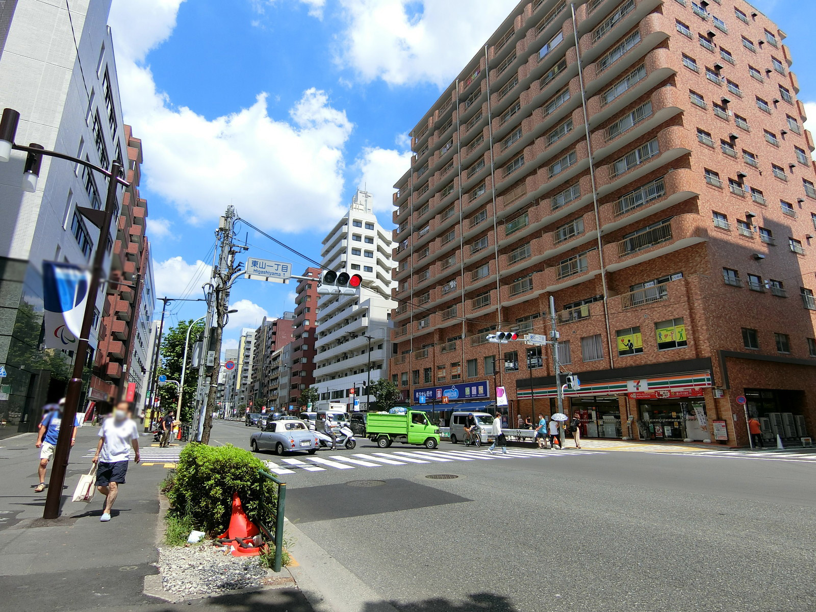 エスビル前面の山手通り