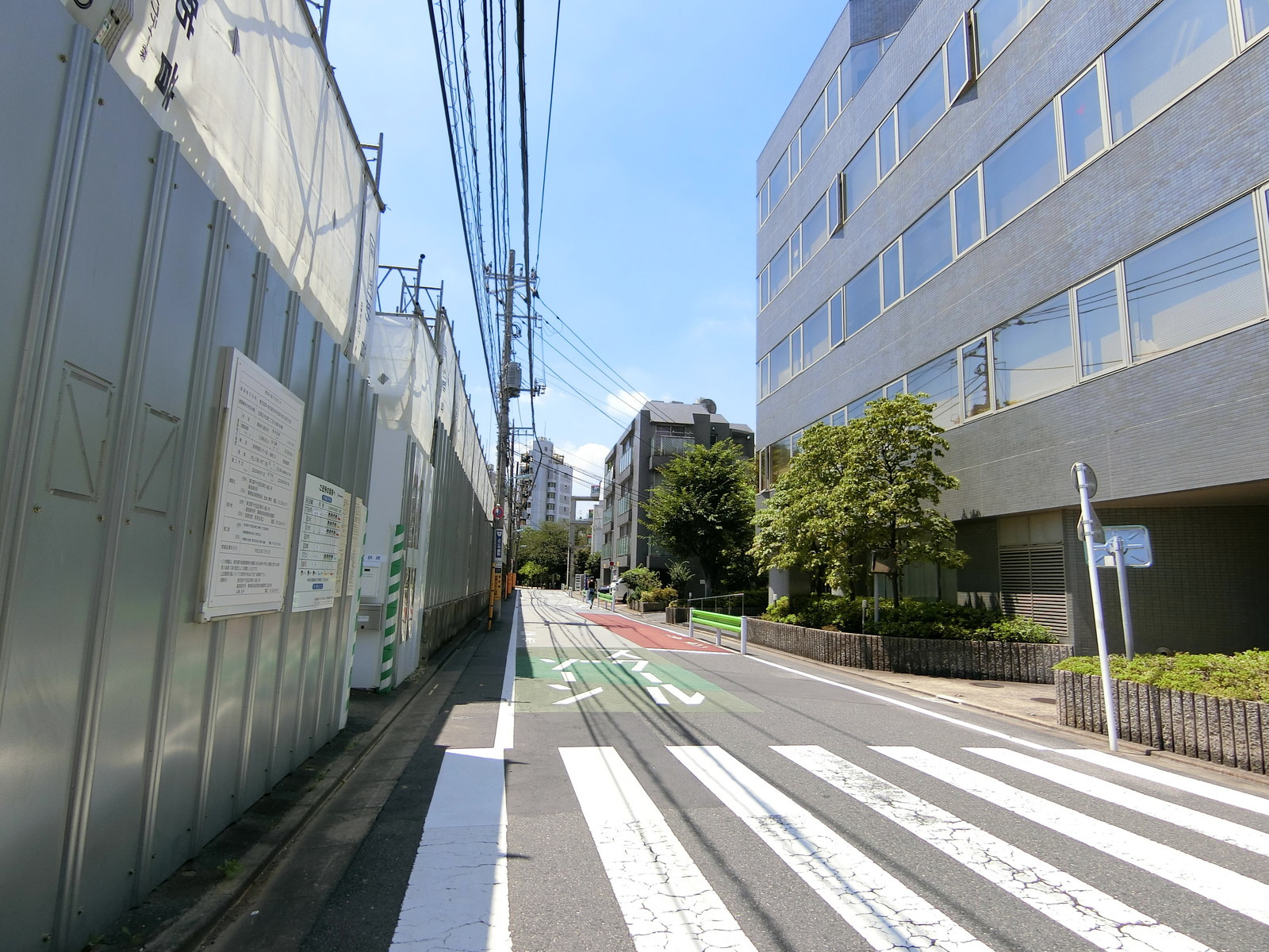 目黒F2ビル前面の通り