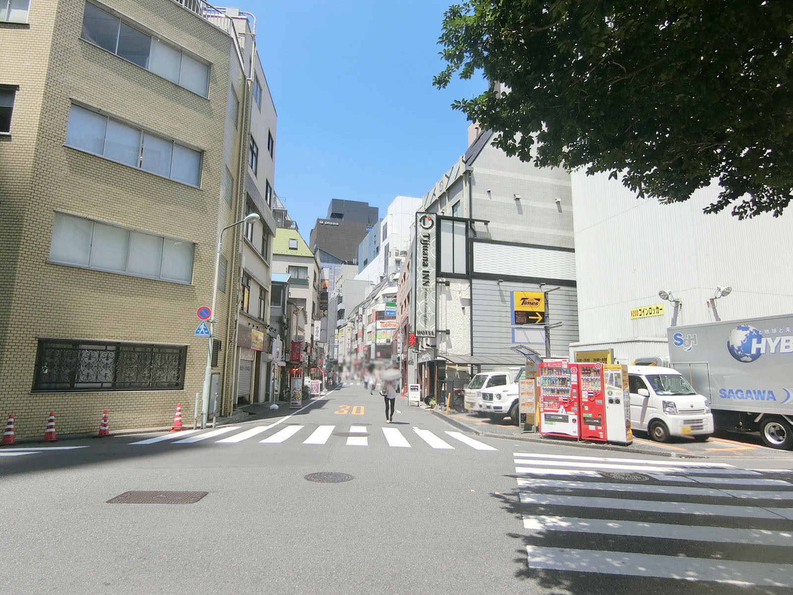 アルファビルディング前面の通り