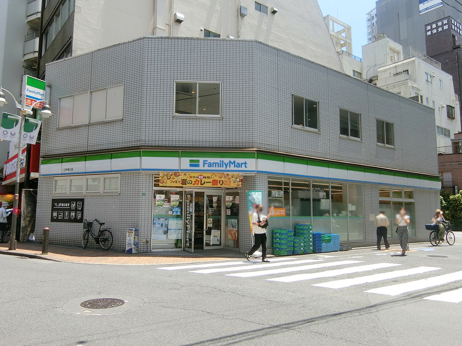 隣のファミリーマート 立教通り店