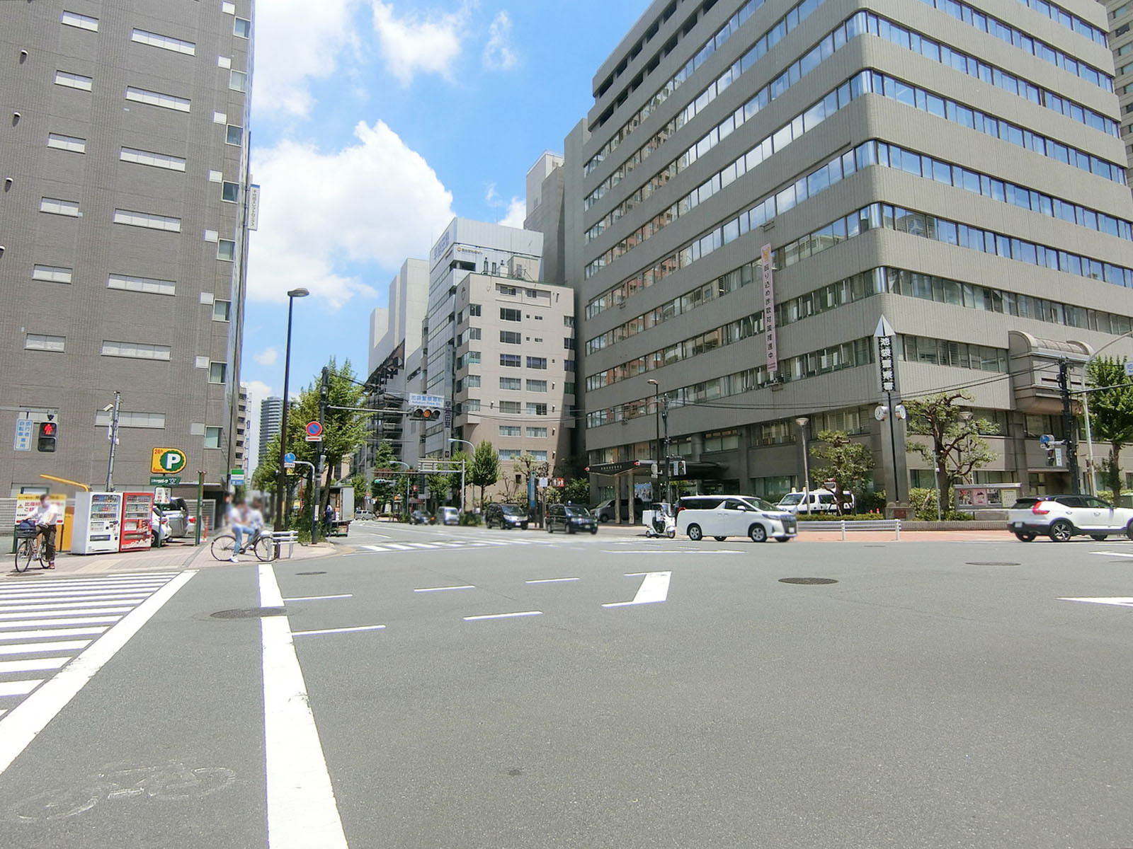 ACN池袋ビル前面の劇場通り