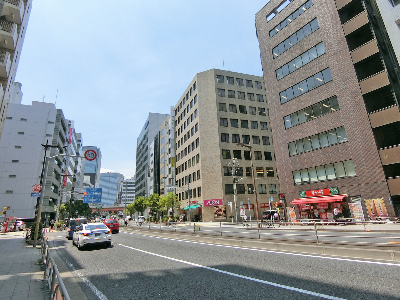 江戸通り沿いに立地